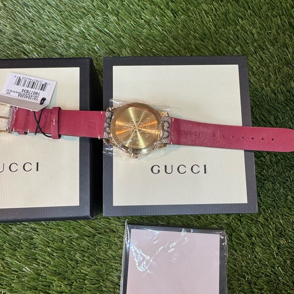 Gucci Gold and Pink Floral Watch - Picture 4 of 7